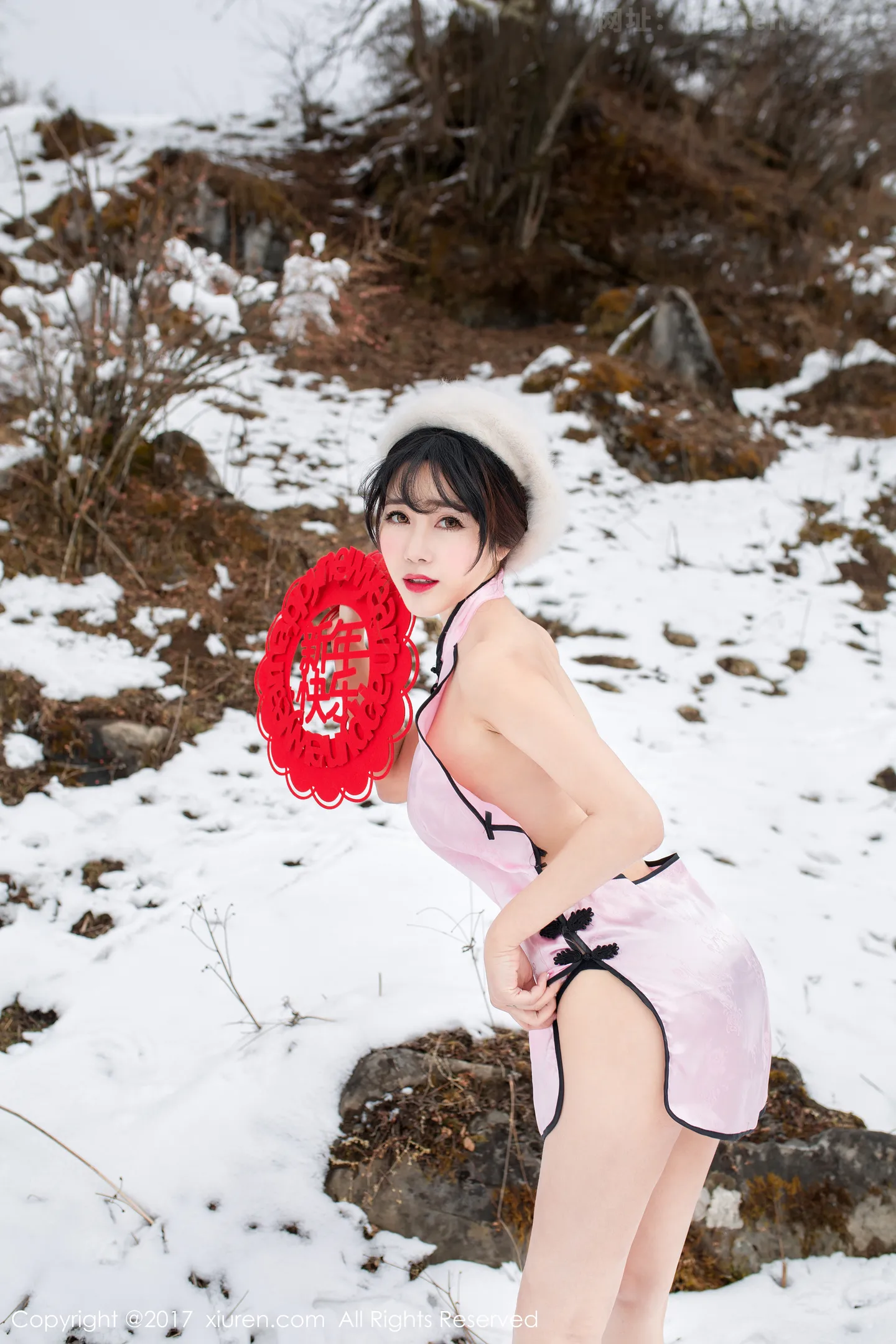 图片[3]-[XiuRen秀人网]VOL.686 嫩模兜豆靓Youlina雪地里粉红旗袍秀美乳翘臀新年福利诱惑写真50P-秀人网官方网站